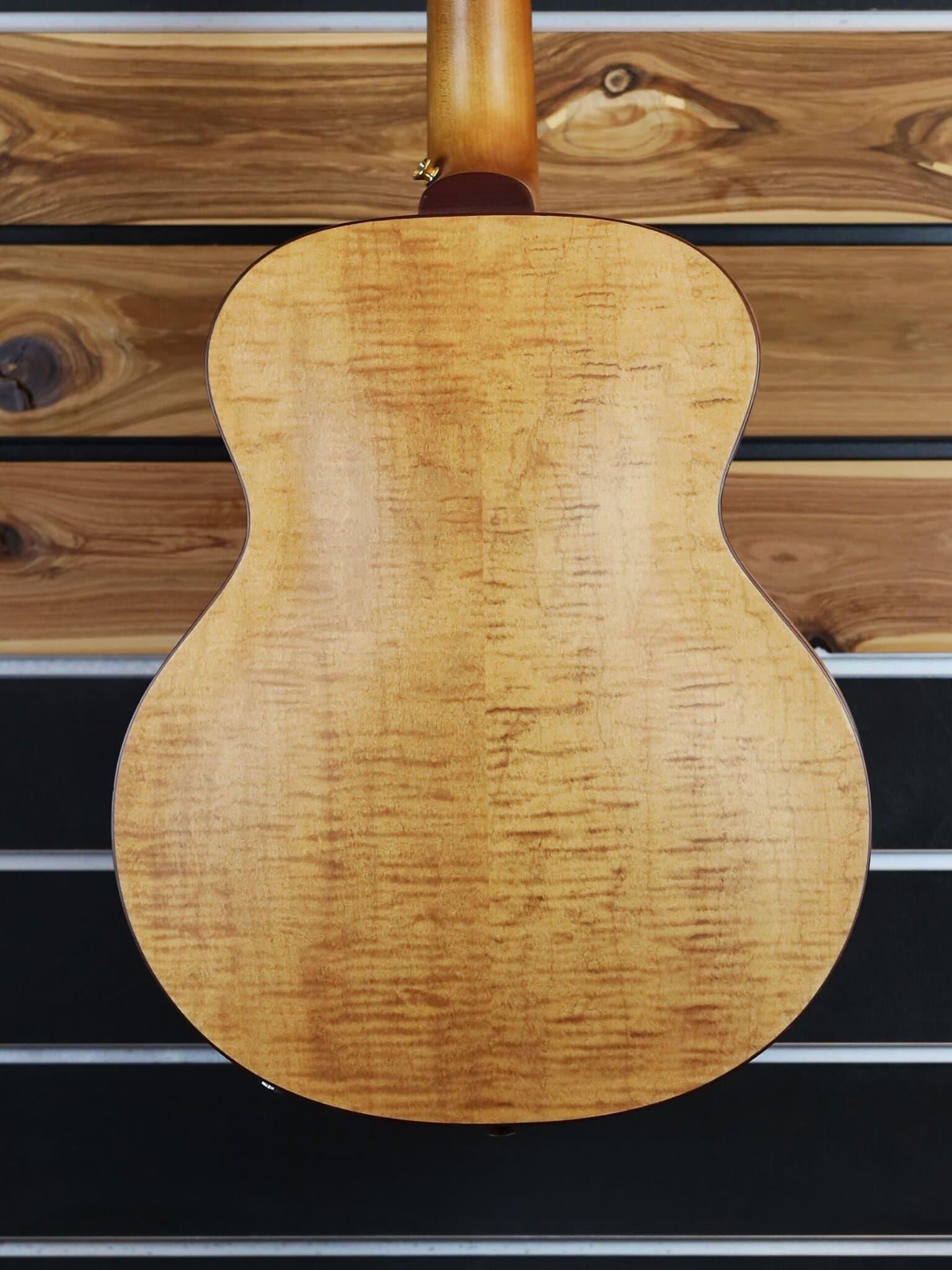 guild jumbo junior reserve maple guitar back