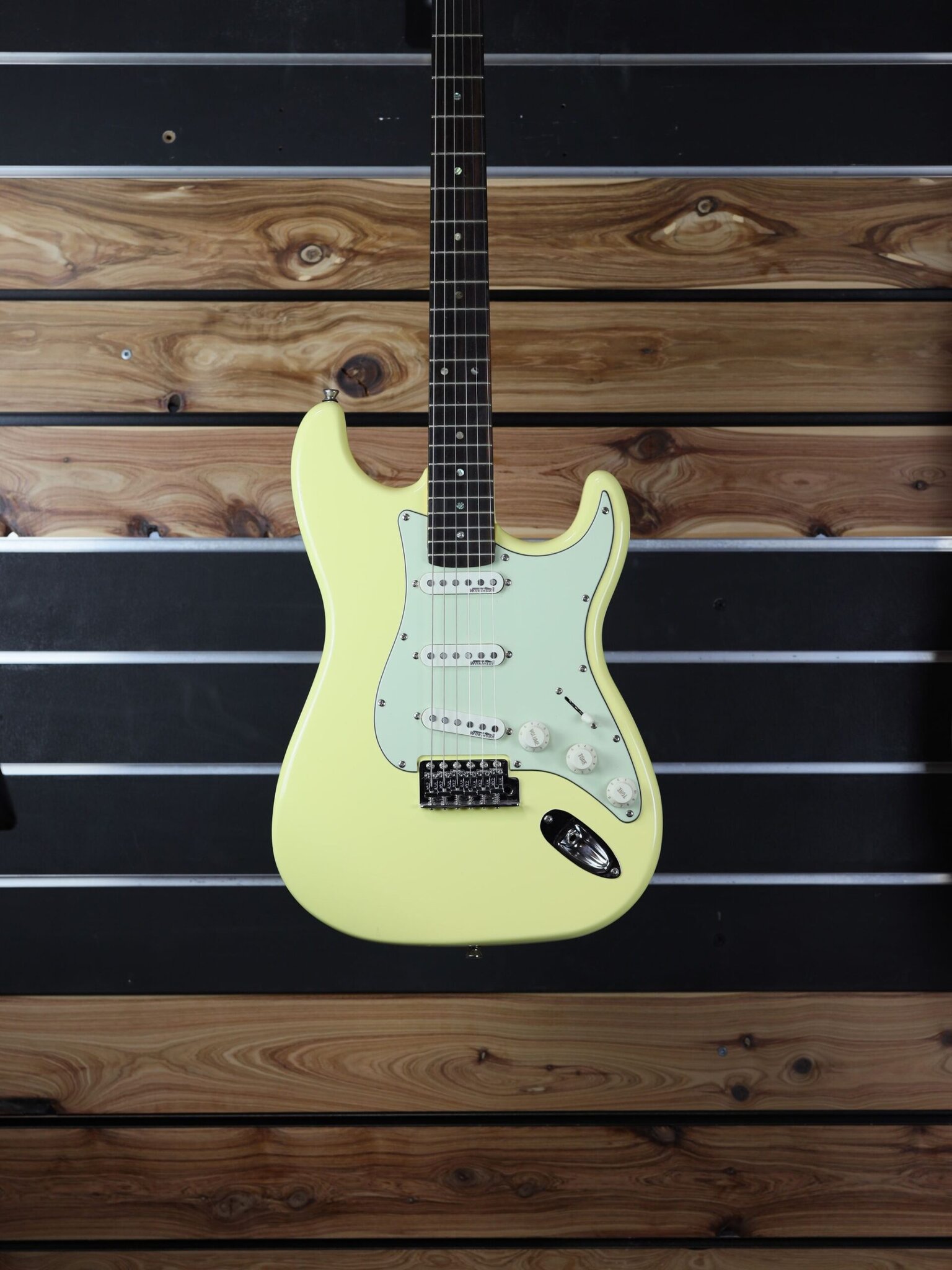 gladiator strat style guitar vintage white