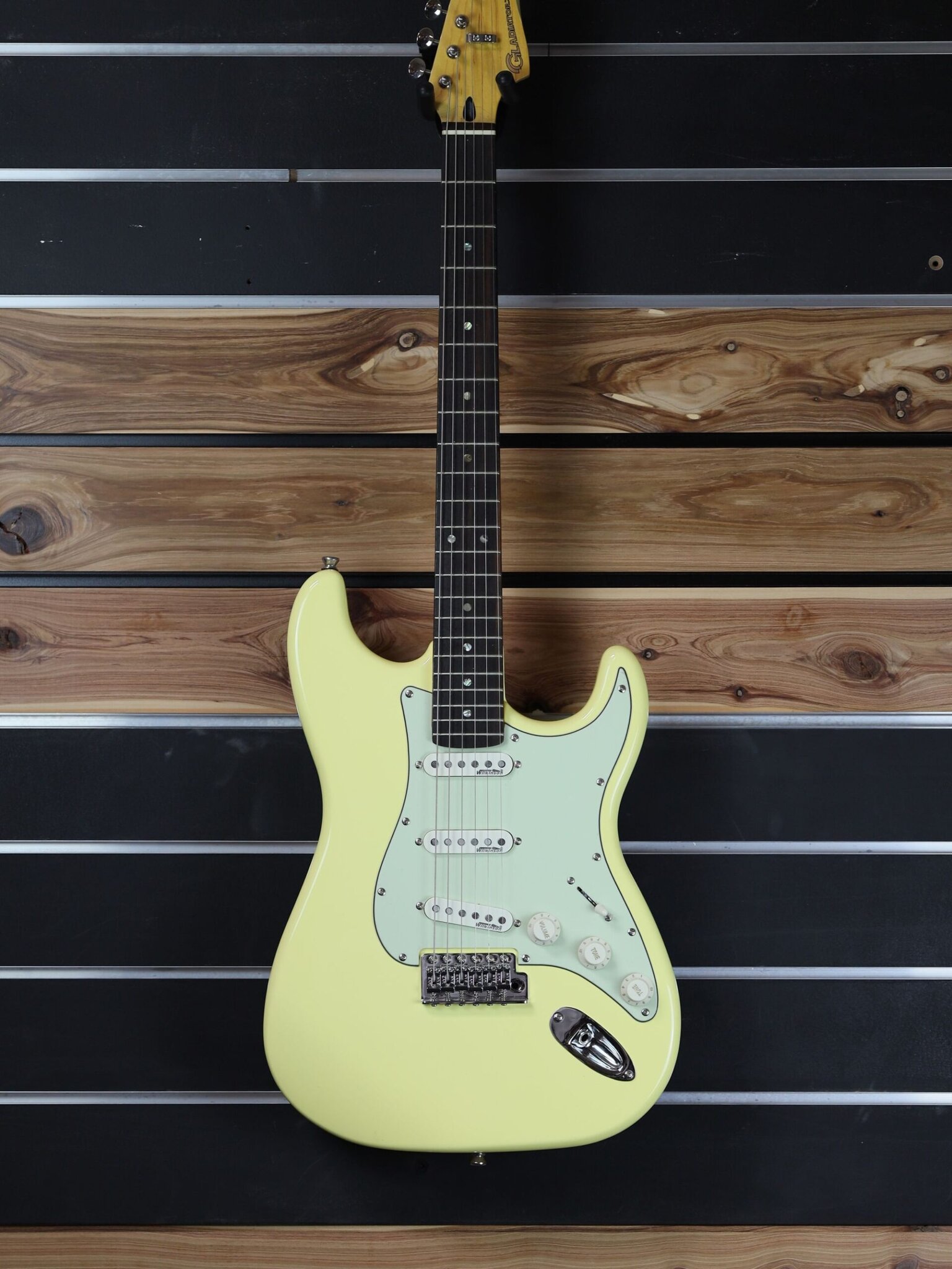 gladiator strat style guitar vintage white