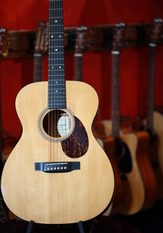 martin om 16gt guitar